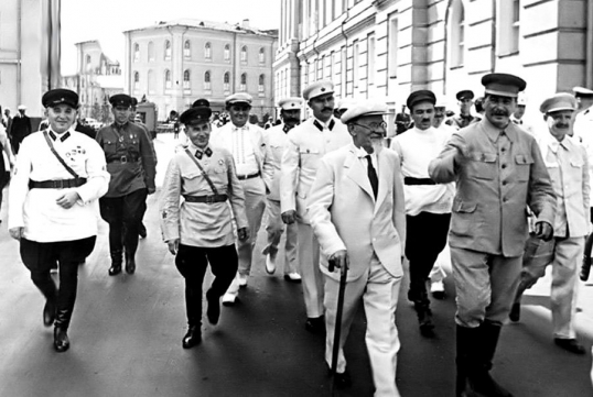 Сталин и пять членов политбюро, согласившихся с вождем напечатать поздравительную телеграмму Алехина без комментария. Рядом с Хозяином Калинин, во втором ряду Ежов, Каганович, Микоян и Андреев.