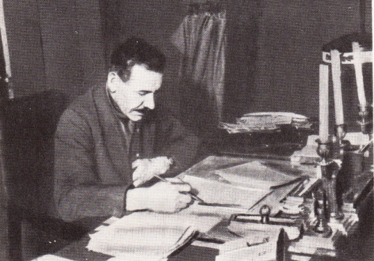 Иван Гронский (настоящая фамилия – Федулов) в своем известинском кабинете, где бывало, и сиживал за чашкой чая с шахматными знаменитостями…