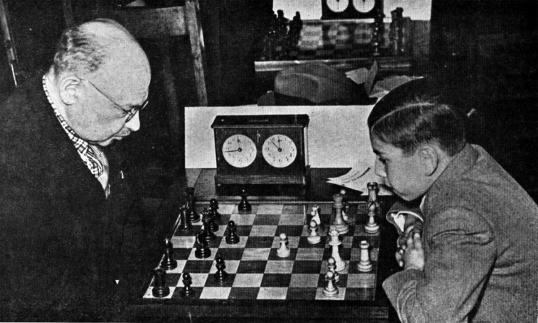 Савелий Тартаковер против вундеркинда Артурито Помара на лондонском турнире Победы (1946 г.).